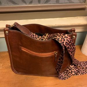 Vegas leather open book bag.  Wide straps and ready for summer.